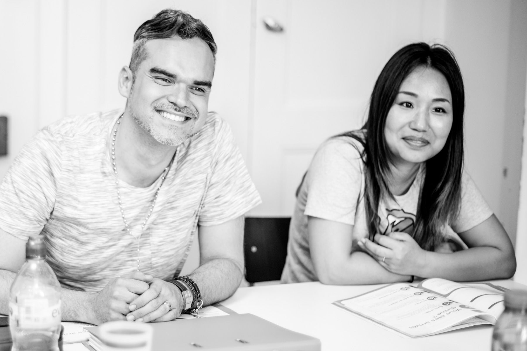 Felipe et Shoko prennent des cours de franÃ§ais.
