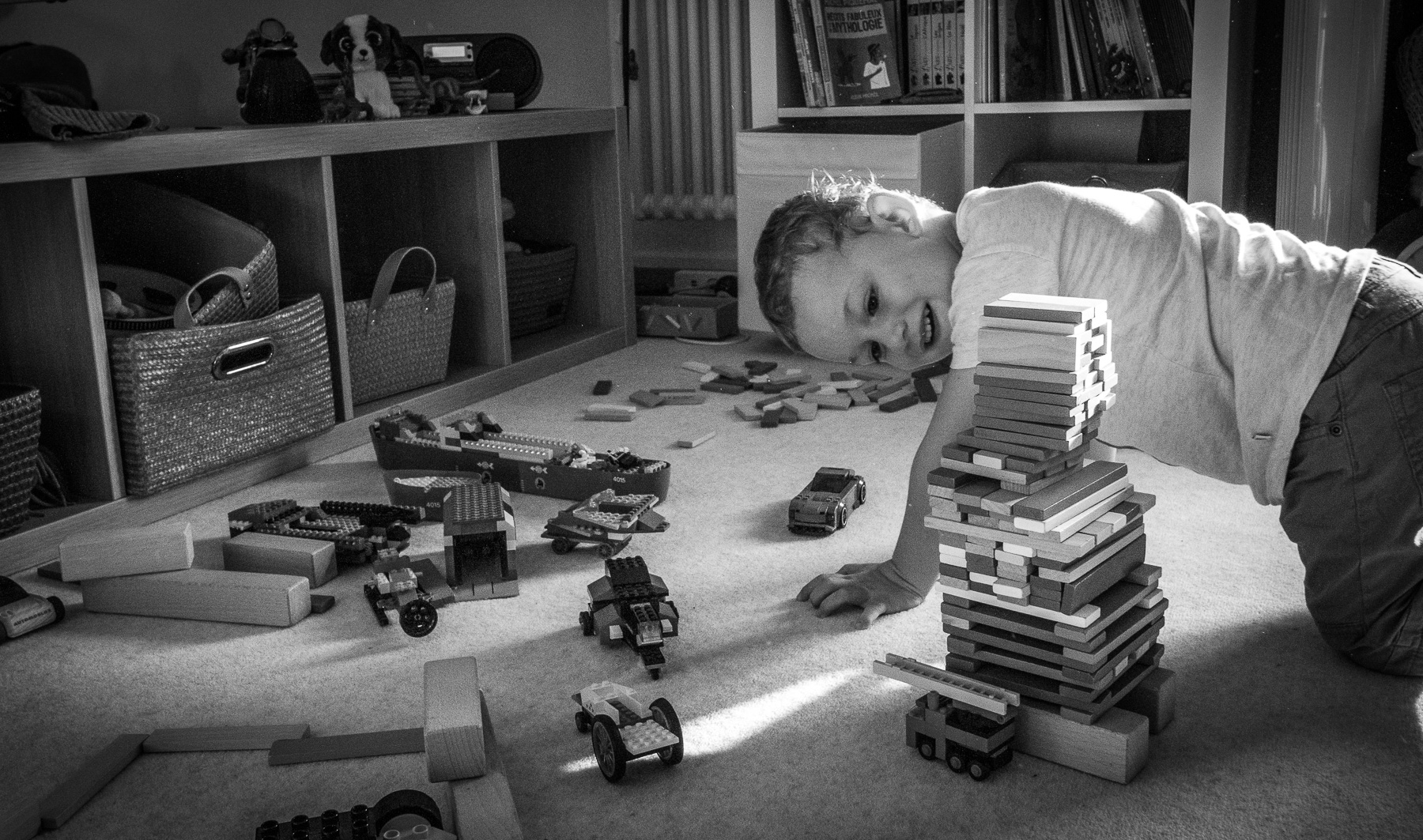 Il est nécessaire de replacer le jeu au centre du développement de l’enfant Enfant jouant dans sa chambre avec des éléments en bois.