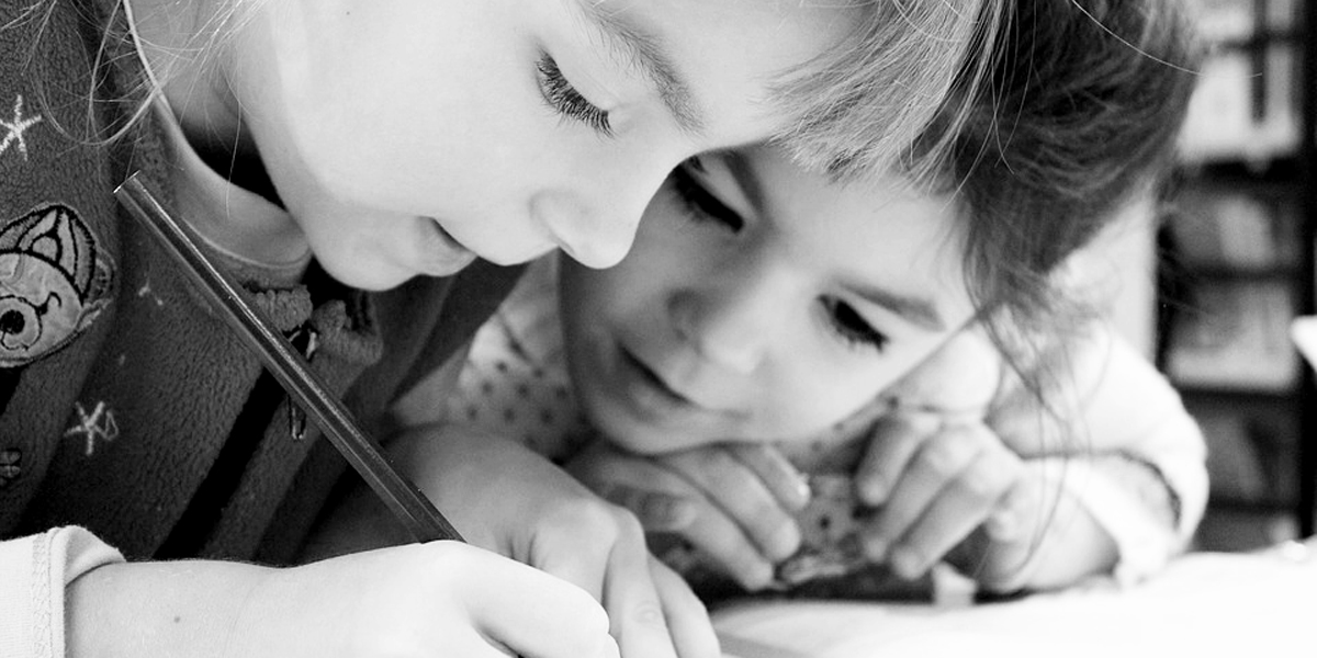 «Grandir en paix» Photo d'enfant en train d'écrire avec application