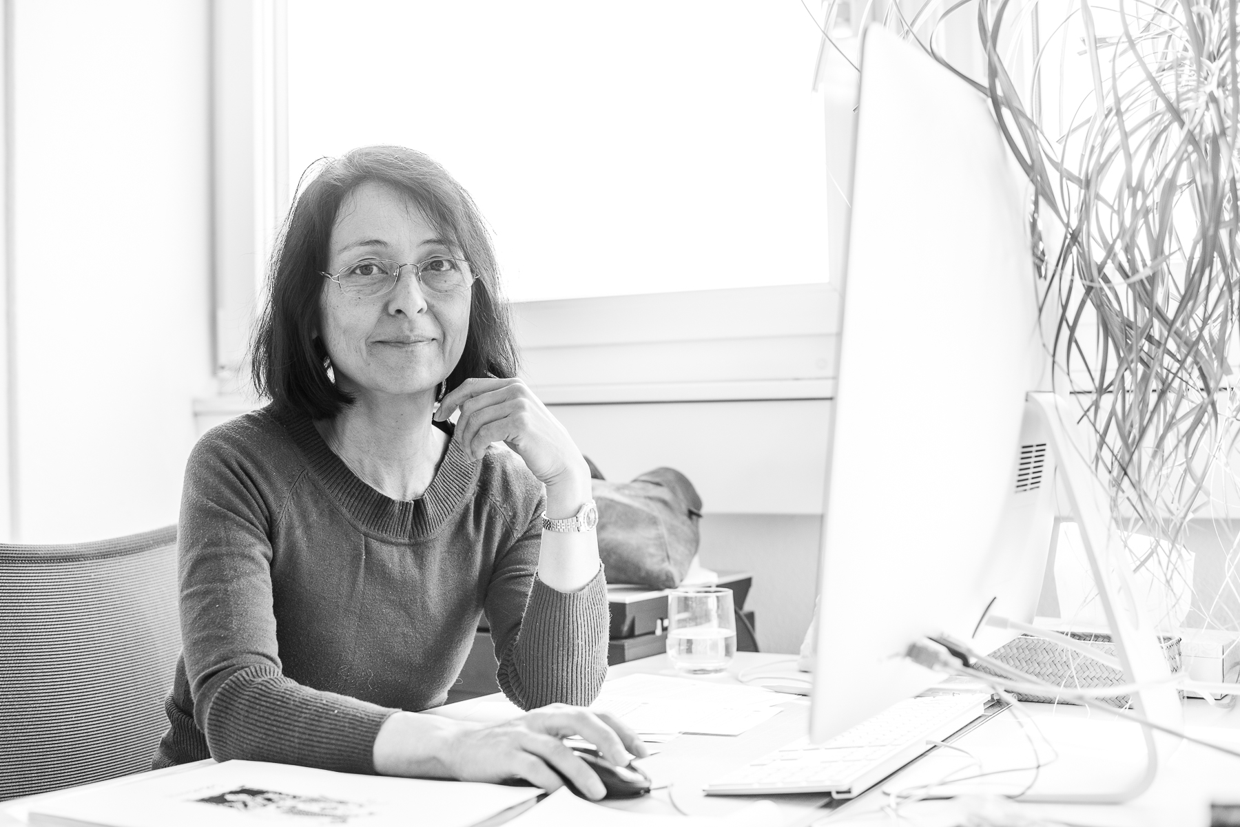 Photo d'Anna Coles Ã  son poste de travail