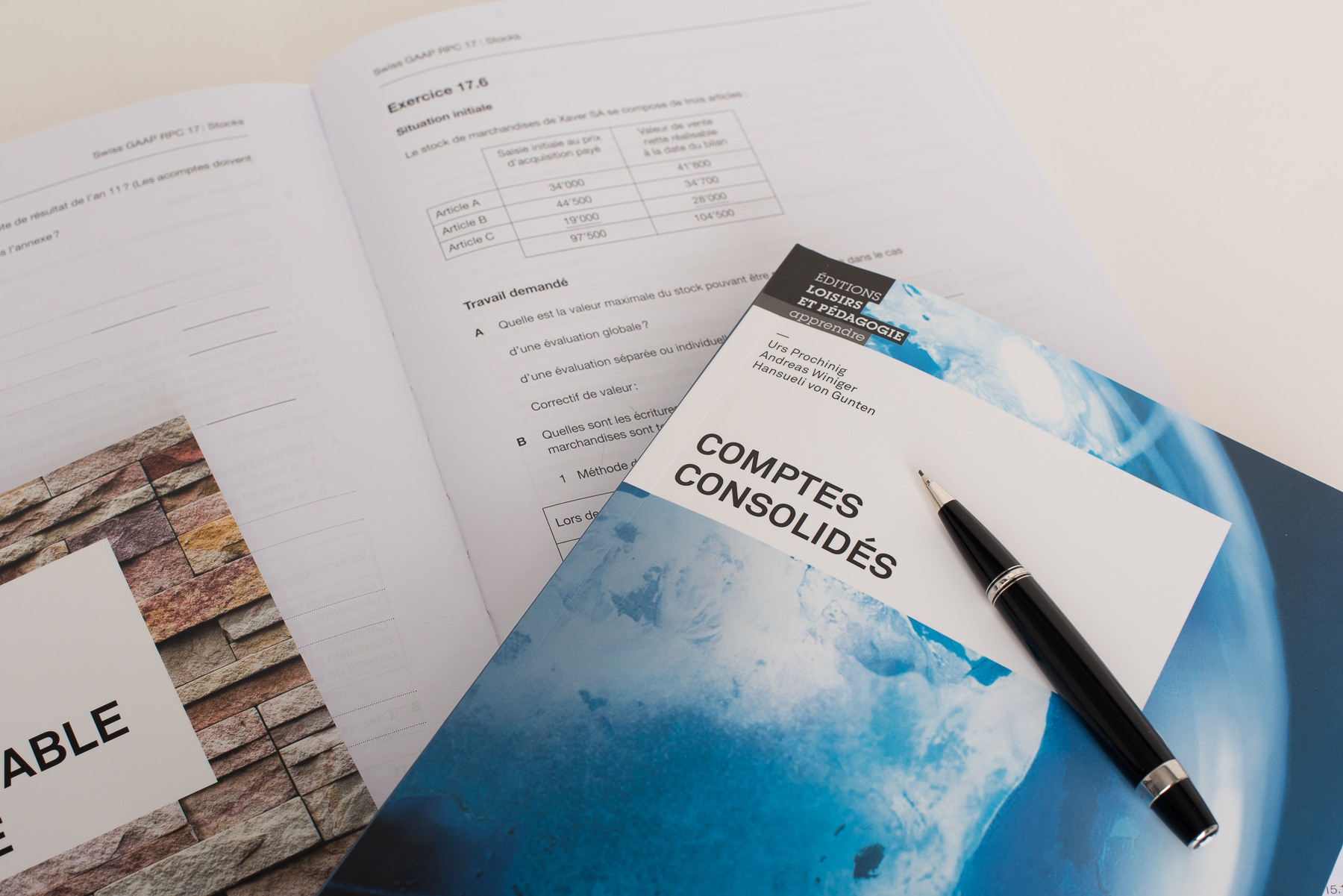 «Comptes consolidés: théorie et exercices» Photo de la page de couverture de «Comptes consolidés» d’Andreas Winiger, Urs Prochinig et Hansueli von Gunten