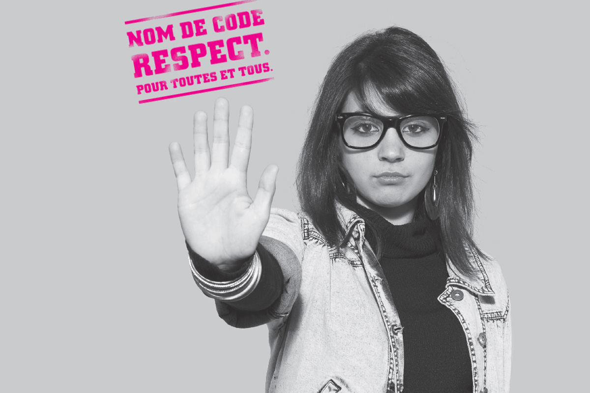 Photographie tirÃ©e du manuel Â«N'insiste pas!Â» prÃ©sentant une jeune fille tendant la main ouverte en avant, en signe de refus.