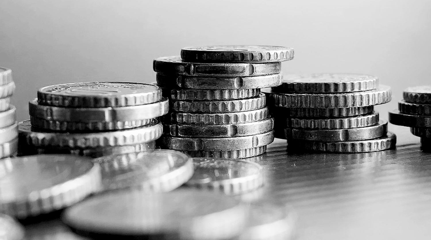 Gros plan rapprochÃ© sur des piles de piÃ¨ces de monnaie sur une table