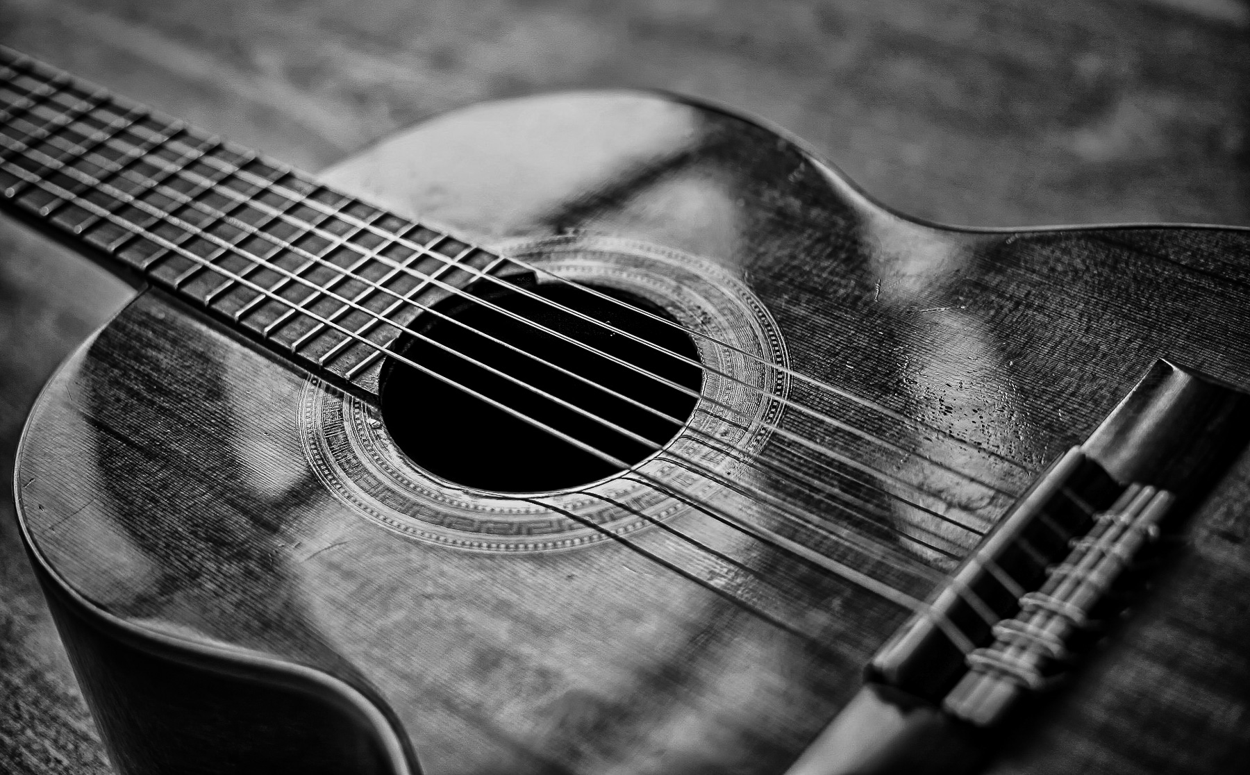 Photo d'une guitare sÃ¨che en perspective