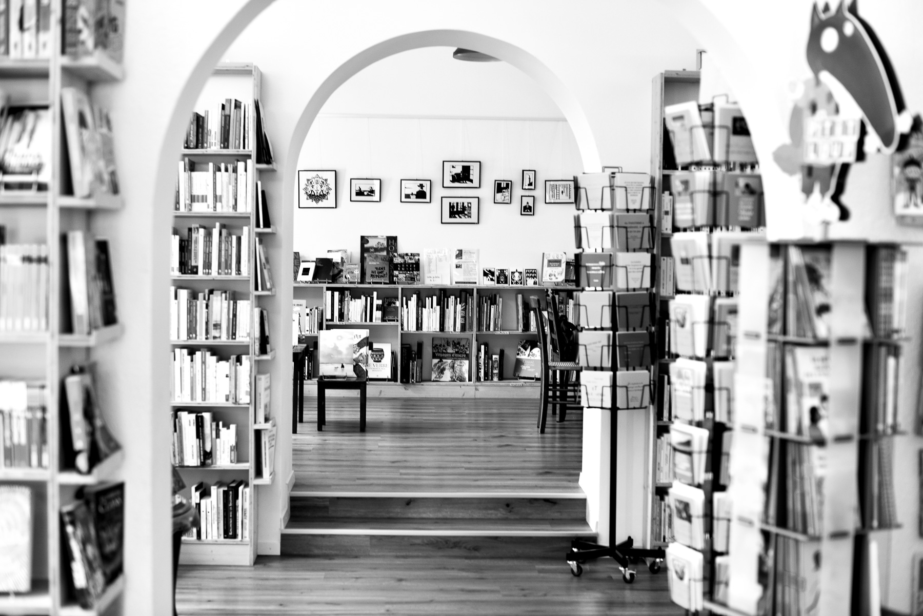 Photo de l'intÃ©rieur de la librairie indÃ©pendante Â«Page deux mille seizeÂ», Ã  Payerne, avec ses piÃ¨ces en enfilade.