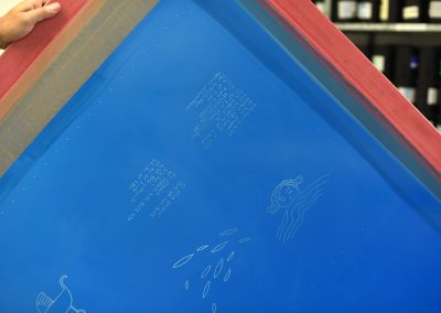 Un des pochoirs utilisés pour apposer l’encre, qui se solidifiera en écriture et dessins en relief.