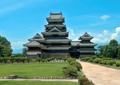 Karasu-jo, le château du corbeau, à Matsumoto s'élève au-dessus d'un jardin méticuleusement entretenu.