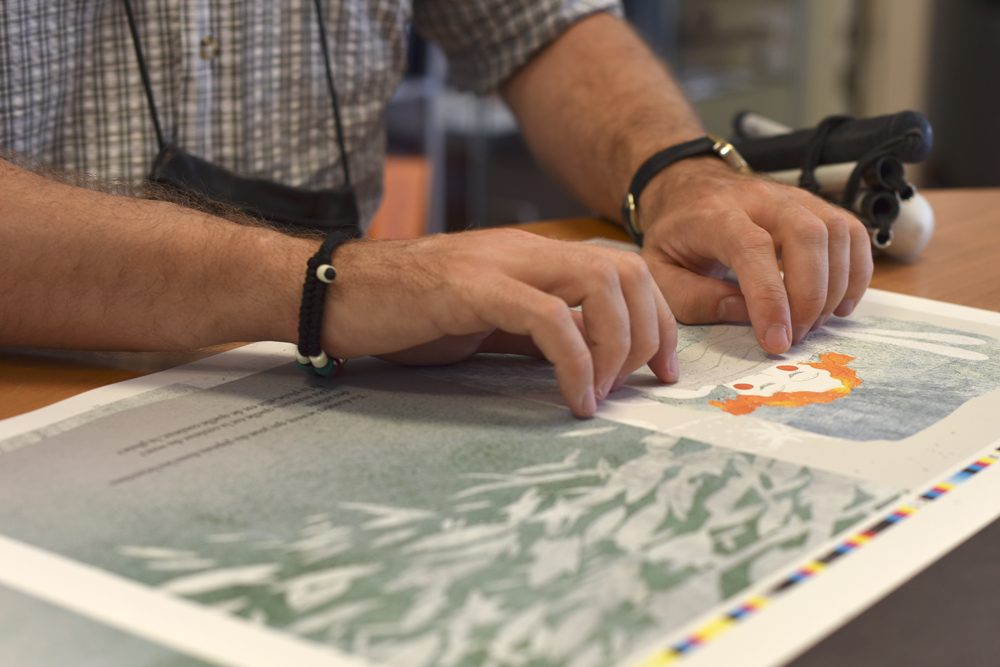 Des mains en gros plan lisent un texte en braille