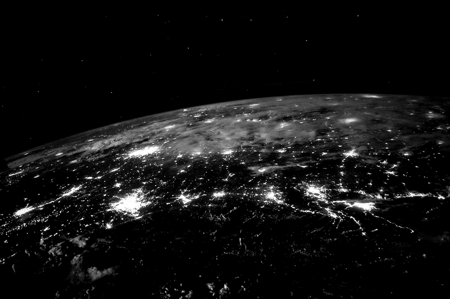 Image nocturne de la Terre illuminÃ©e par l'Ã©clairage public.