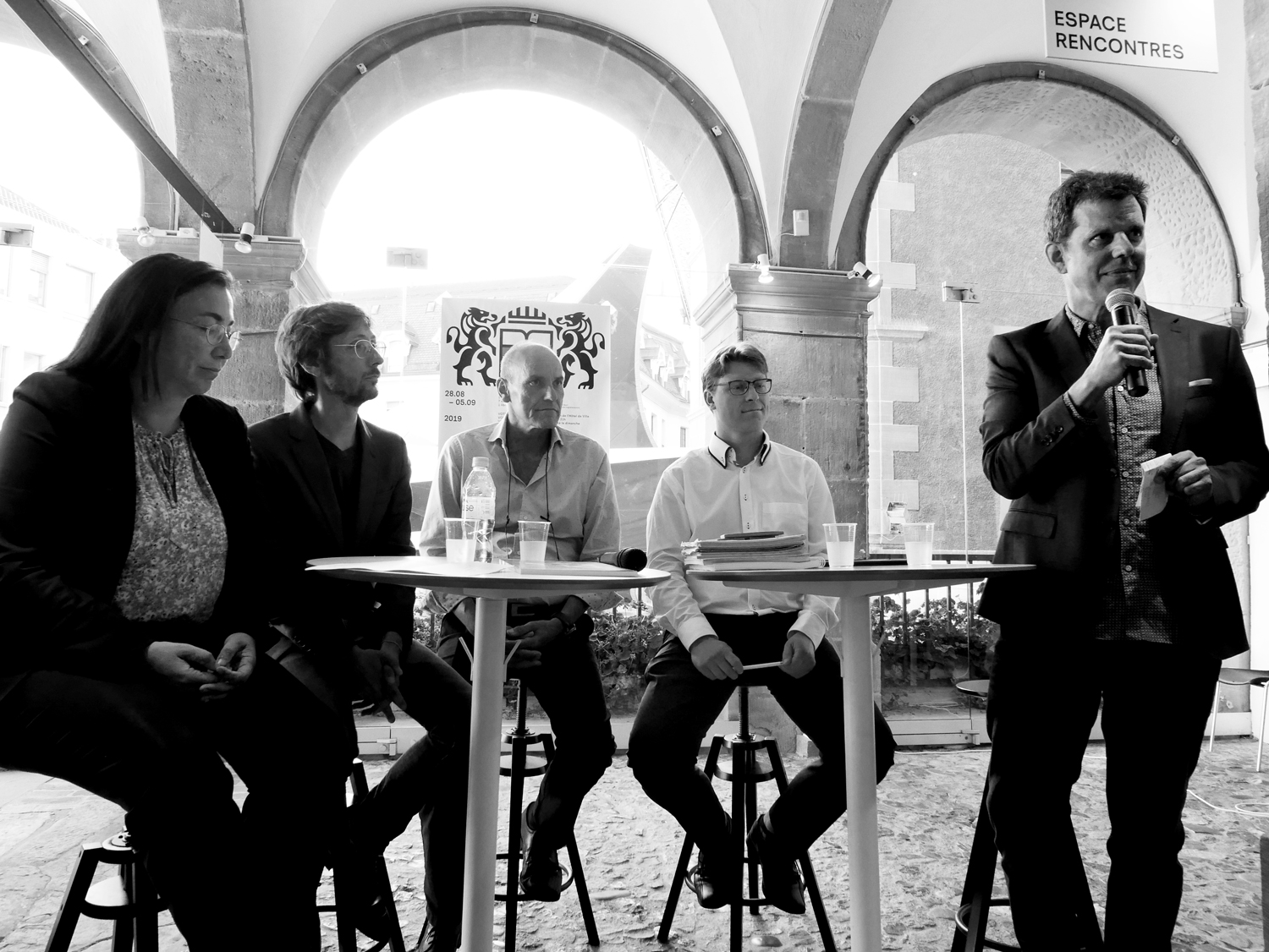 Vue des intervenants au dÃ©bat dans le forum de l'HÃ´tel de Ville de Lausanne.