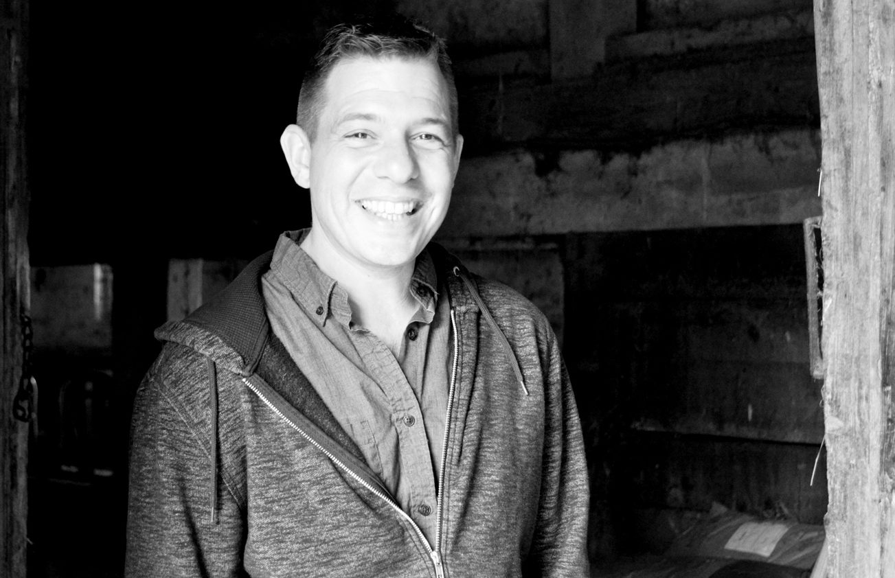 Sébastien Descloux Portrait de Sébastien Descloux à l'entrée de sa ferme natale.