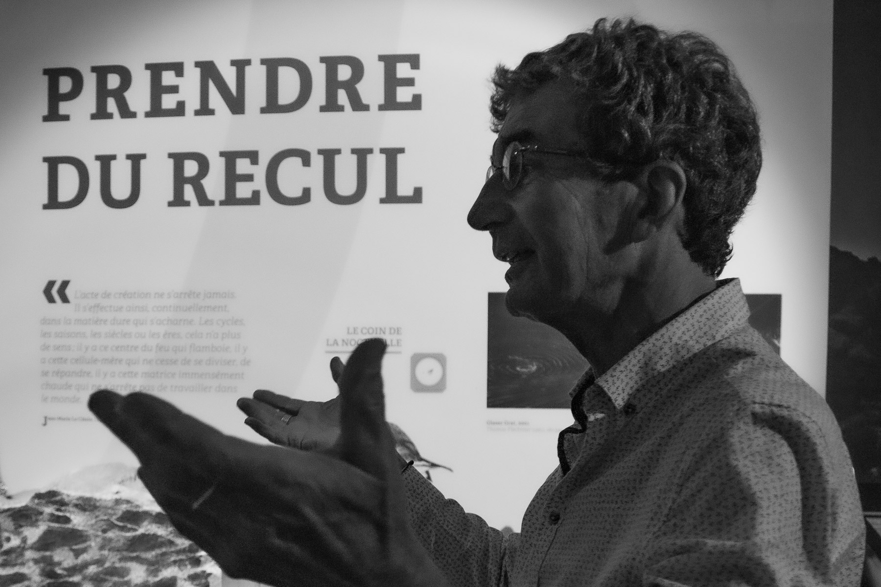 Michel Marthaler en pleine explication devant un panneau Â«Prendre du reculÂ»
