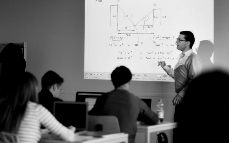 Concepts-clÃ©s de la formation: un ouvrage pour professionnaliser lâ€™enseignement