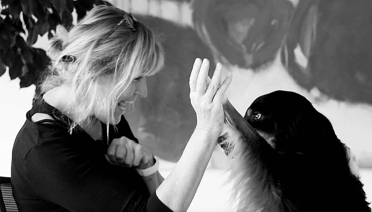 Fabienne Schnyder et Héliott Fabienne Schnyder fait un «top-là » avec Héliott, la mascotte des Éditions LEP
